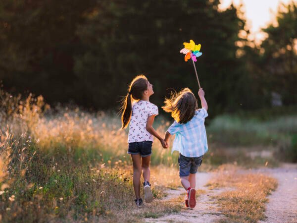 Happy Kids having fun with pinwheel in the nature. enfant en bonne santé, enfance, santé au naturel, bien être, naturopathie, médecines douces, naturopathe, aromathérapie, gemmothérapie, plantes, micronutrition, alimentation saine, bien grandir, immunité, compléments alimentaires, alimentation, vitamines, oligoéléments,