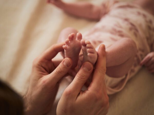 réflexologie bébé, technique douce, santé, sommeil, RGO, diversification, reflux, constipation, coliques, transit, naissance, venue au monde, allaitement, émotions, enfant en bonne santé, enfance, santé au naturel, bien être, naturopathie, médecines douces, naturopathe, aromathérapie, gemmothérapie, plantes, micronutrition, alimentation saine, bien grandir, immunité, compléments alimentaires, alimentation, vitamines, oligoéléments,