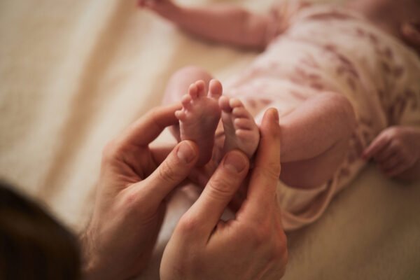 réflexologie bébé émotionnelle, troubles du sommeil, nouveau né, nourrisson, pleurs, coliques, naissance difficile, stress, détente, tensions, jeune enfant, terrible two,